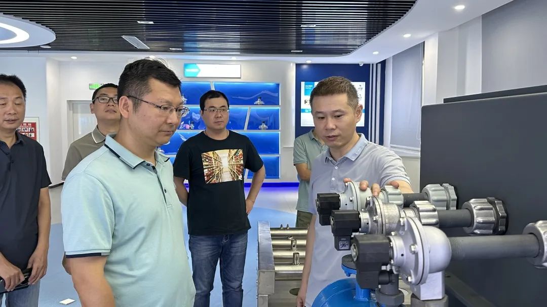 蘇州東風精沖工程有限公司總經理喻華平一行蒞臨我司參觀考察插圖